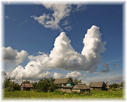 Красивые облака над деревней Виджа Старая Русса